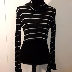 Fashion Nova long sleeve crop top